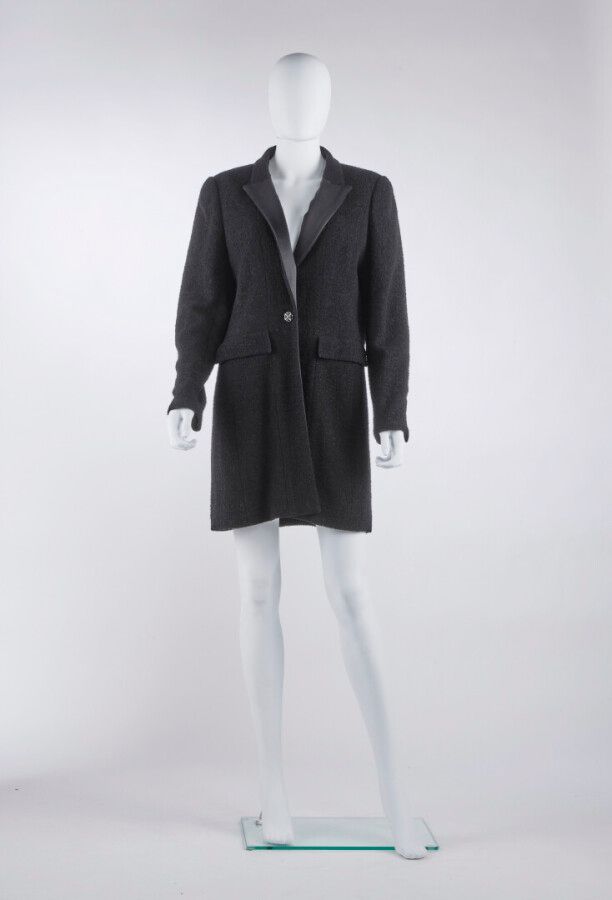 Null CHANEL - 2006

Schwarzer Smoking-Mantel aus Seidensatin und Wolle mit Schmu&hellip;