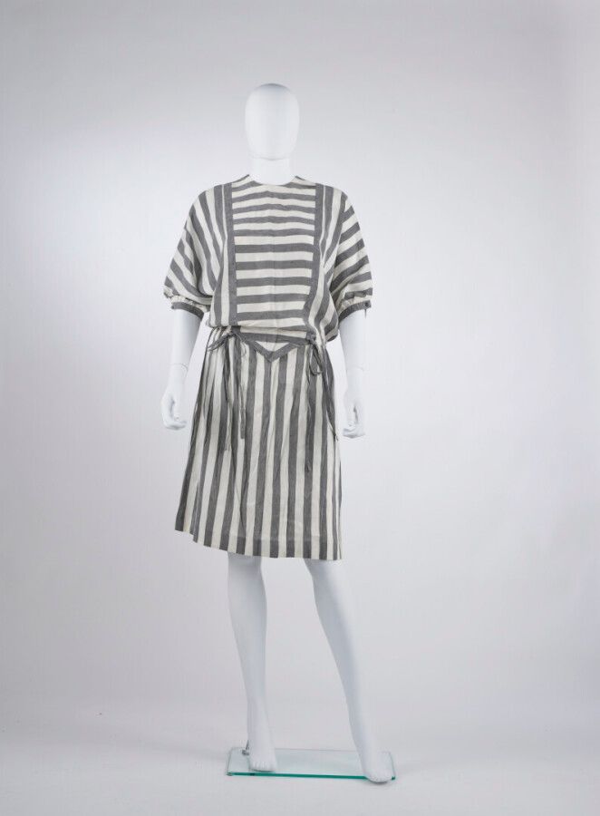 Null TED LAPIDUS - 1970年代/80年代

白色和灰色条纹亚麻和丝绸连衣裙，下裙 (S36)

(脏污)