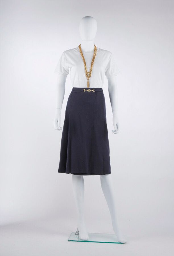 Null LOUIS FÉRAUD - 1970s

Skirt in navy wool gabardine, gold metal buckle (appr&hellip;