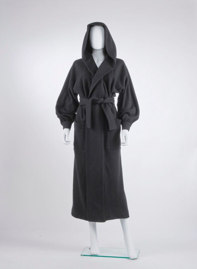 Null ISSEY MIYAKE - 1975年秋冬季

黑色厚羊毛针织衫连帽大衣（约TS/M）。