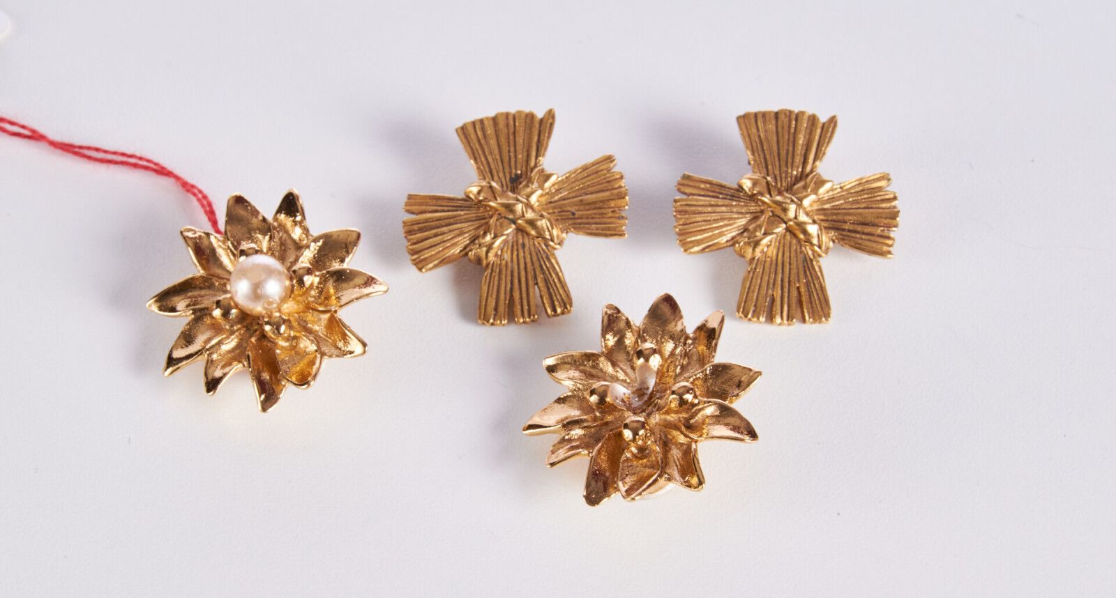 Null YVES SAINT LAURENT - 1980年代

两对鎏金金属和资产阶级珍珠的耳夹（已签名

(缺少一颗珍珠)