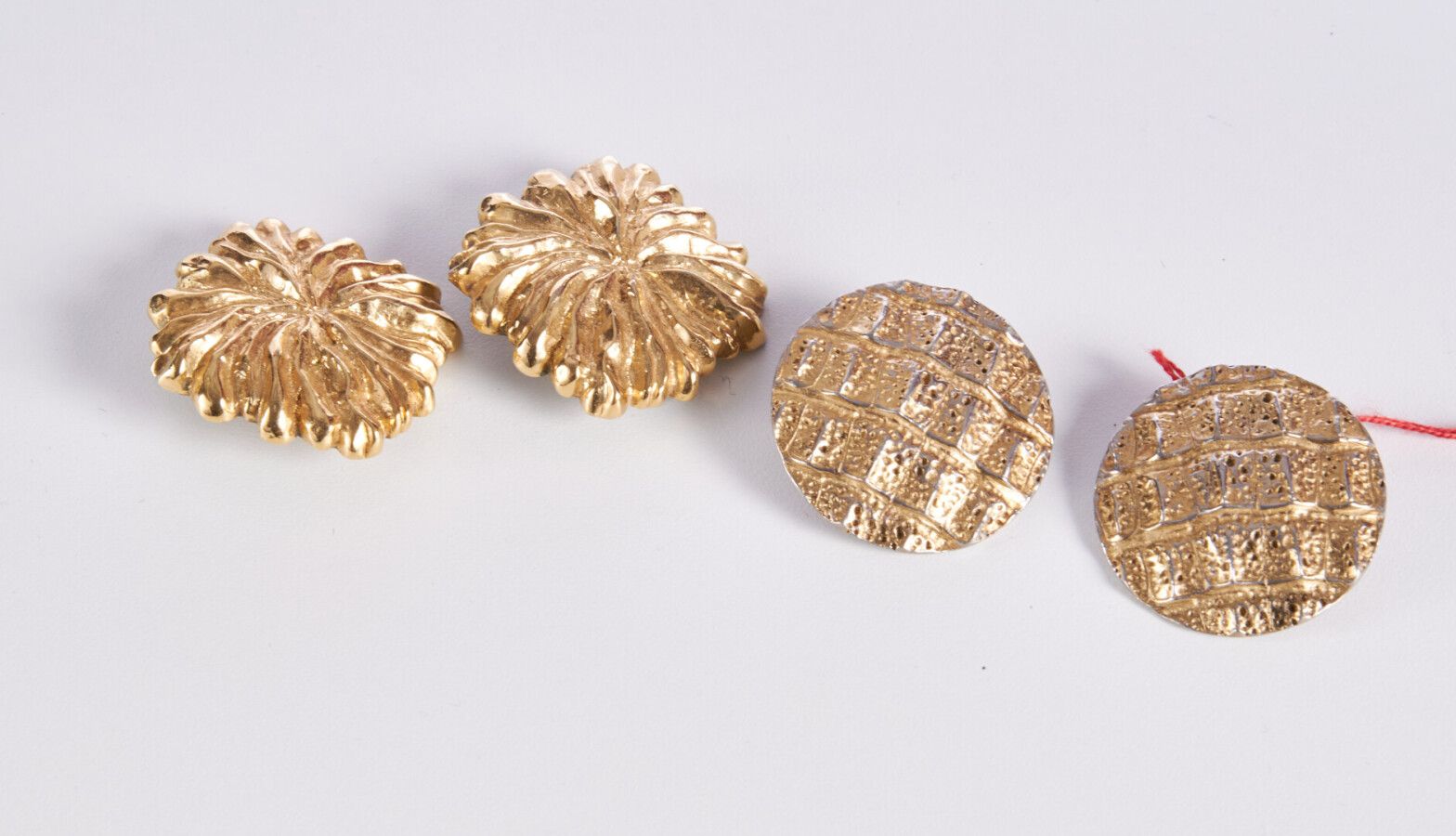 Null YVES SAINT LAURENT - 1980年代

两对镀金金属耳夹（已签名）。

(玳瑁壳上的镀金磨损)