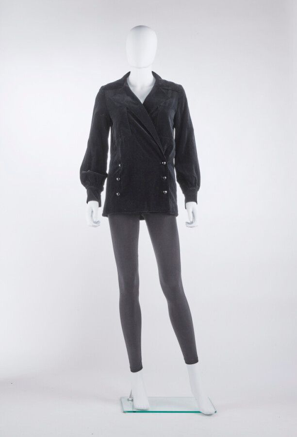 Null 无名氏--1970年代

黑色天鹅绒双排扣外套（约合TS）。