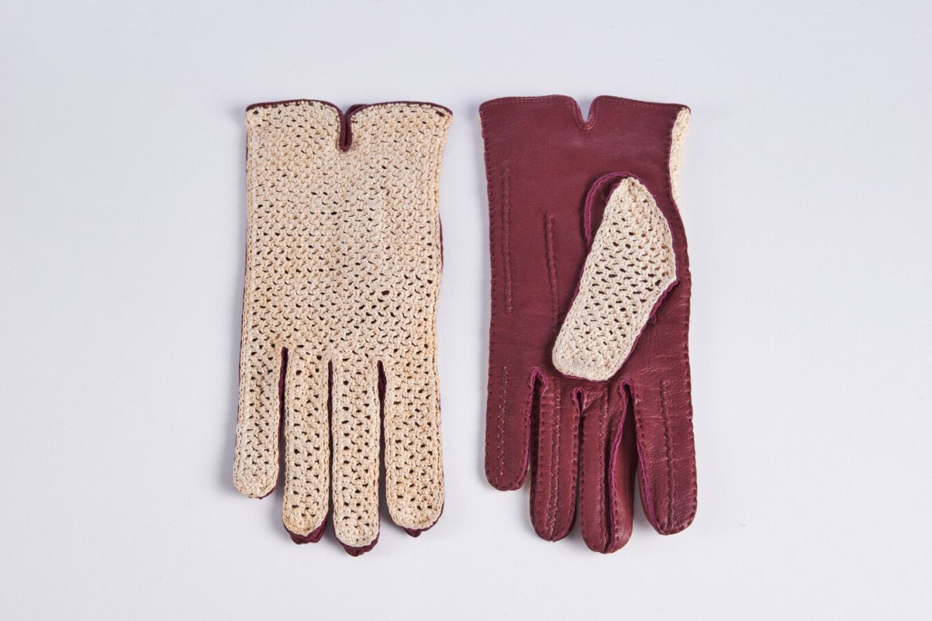 Null ANONYMOUS

TWO PAIRS OF ivory leather and knit gloves (T7) 

(small dirt on&hellip;