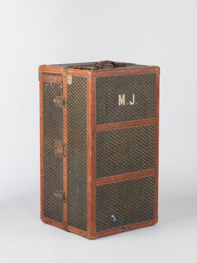 Null 戈雅德，约1945/50年

Goyardine储物箱，菱形皮革，山毛榉，黄铜配件，帆布，4个抽屉，4个衣架，编号为MJ（使用后出现斑驳，氧化）。

&hellip;