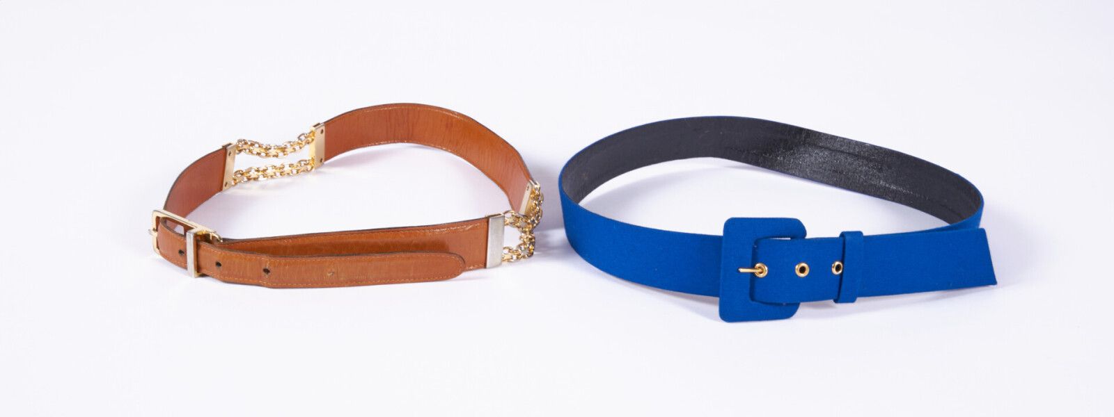 Null GIVENCHY, RODO

两条电蓝色绉绸、天然皮革和鎏金金属的腰带

(约75厘米)(金属上有小的铜锈)