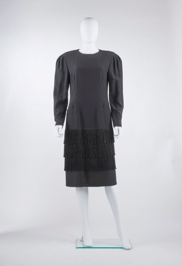 Null 路易斯-费罗（LOUIS FÉRAUD

黑色绉绸连衣裙，带流苏和水钻纽扣（S40
