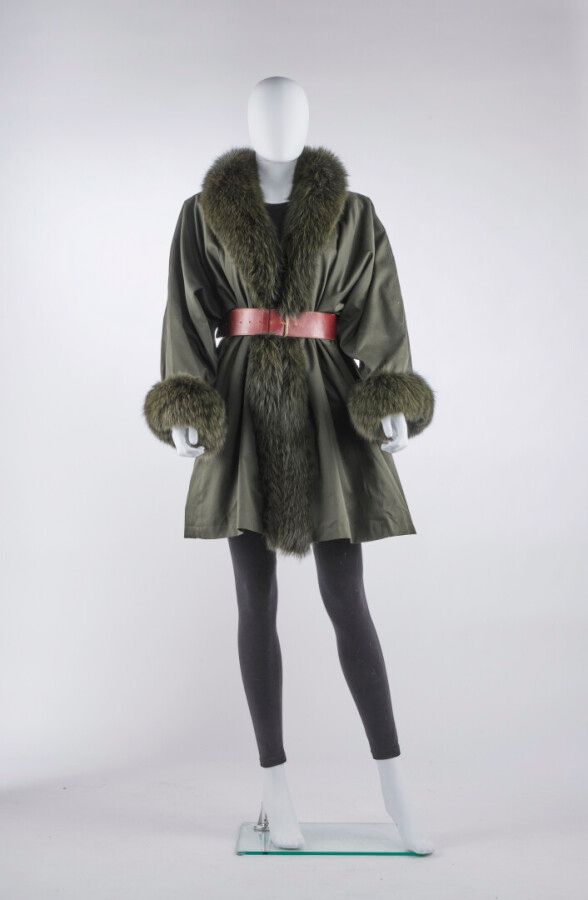 Null YVES SAINT LAURENT FOURRURES - 1980年代

7/8猎绿帆布长袍，领口、面子和袖口镶有狐狸皮，内衬为卡斯托雷特（约TM&hellip;
