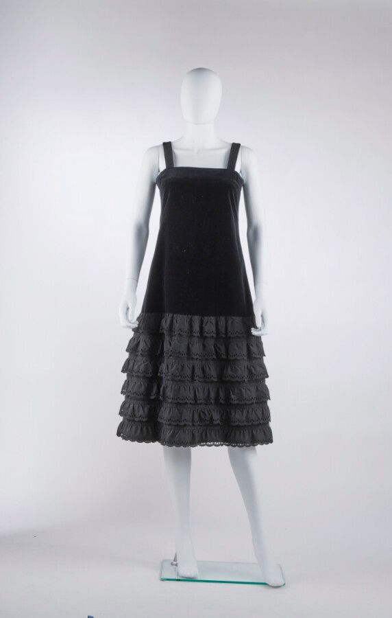 Null TED LAPIDUS - 1970年代

黑色天鹅绒连衣裙，带英国花边荷叶边（约TM/L）。