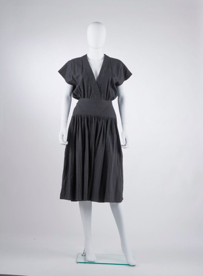 Null ISSEY MIYAKE - 1975年春夏

黑色棉质连衣裙，可拆卸的褶皱围裙和领带（S38）。