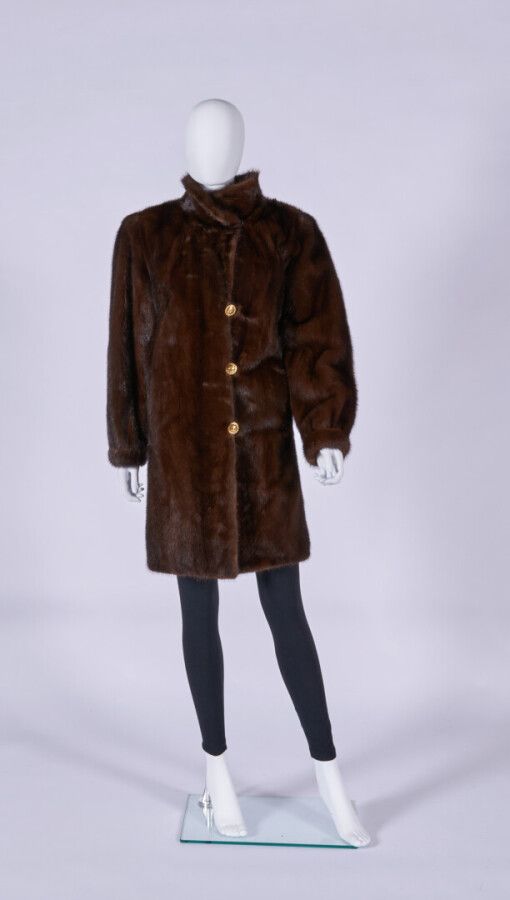 Null ANONYMOUS

7/8 mink coat, gilded metal buttons, side slits (approx. TM)