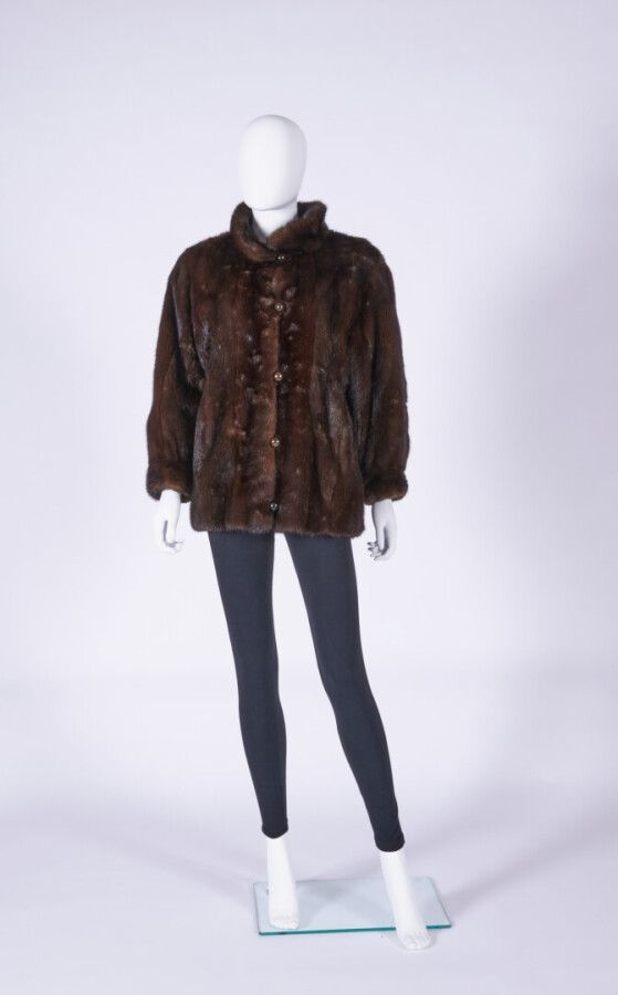 Null ANONYMOUS

Jacket in mink, ball buttons (approx. TS)