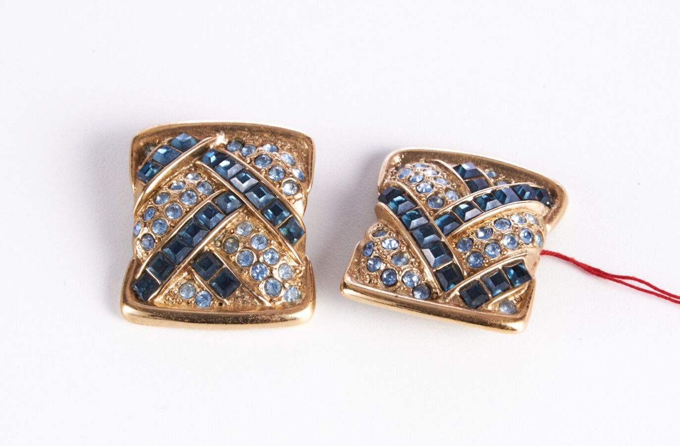 Null YVES SAINT LAURENT - 1980s

PAIR OF EAR CLIPS in gold metal and rhinestones&hellip;
