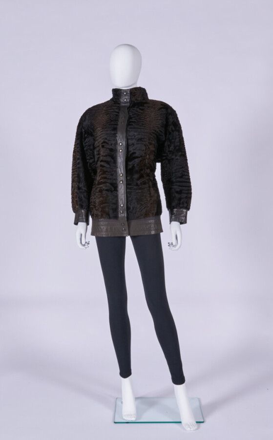 Null A L'HERMINE ROYAL - 1980年代

3/4长度的外套，采用黑褐色的布里奇瓦兹和乌木皮革，扣子（约为TS/M）。