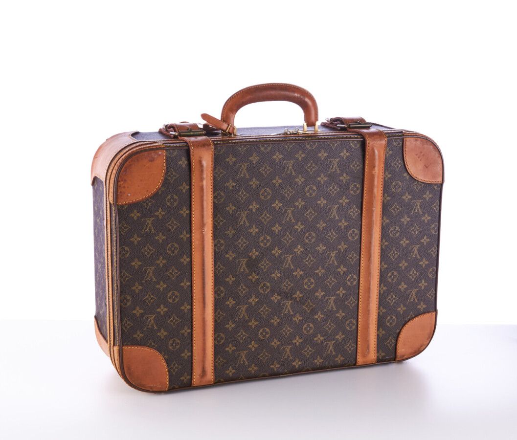 Null 路易-威登（LOUIS VUITTON

空中客车 "旅行箱，Monogram帆布和天然皮革，镀金黄铜配件，地址架

58 x 41 x 17厘米

&hellip;