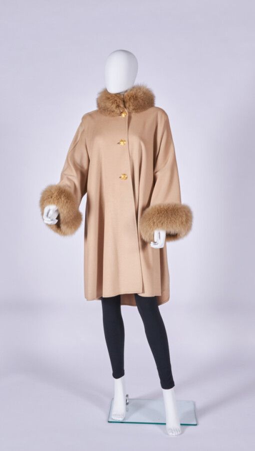 Null 吕梁

米色羊毛（70%）、安哥拉羊毛（15%）和羊绒（15%）大衣，领口和袖口衬以狐狸毛（TM）。