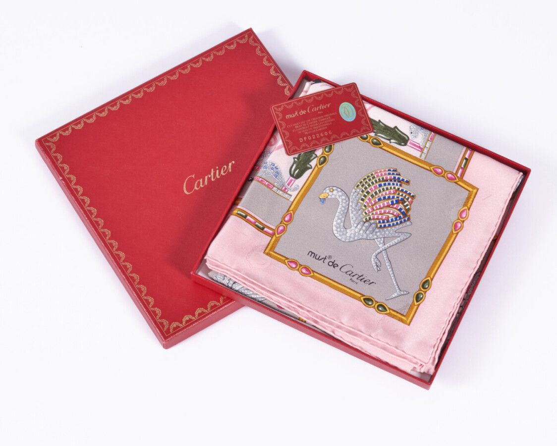 Null Must de Cartier - 1998

印有珠宝装饰的丝绸方块

90 x 90厘米

(在它的盒子里)