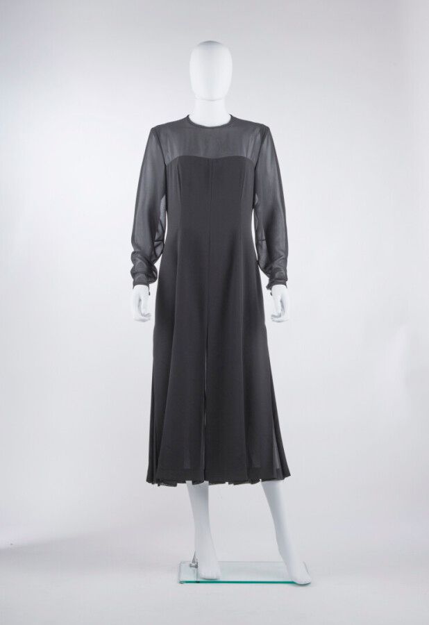 Null MARIE CLEMENCE

Schwarzes Abendkleid aus Krepp und Musselin (S40)