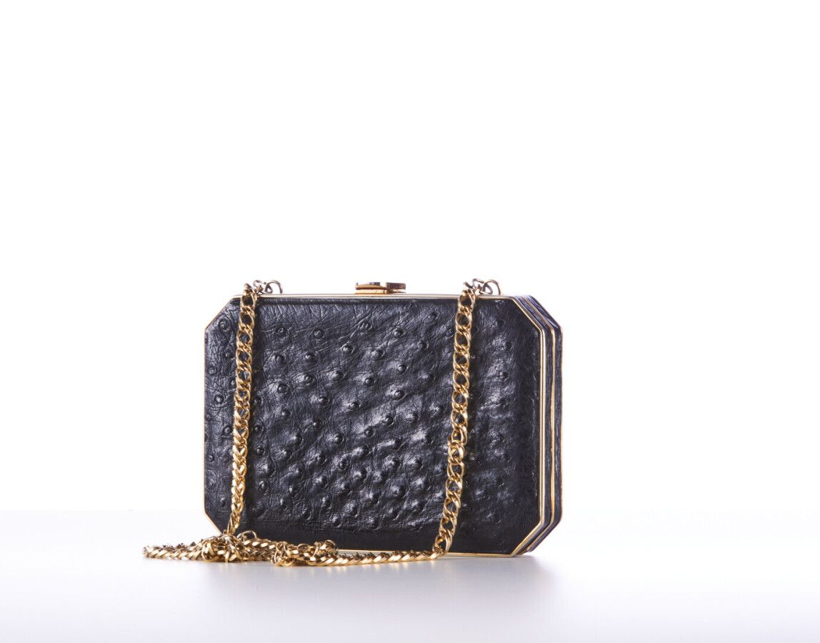 Null ANONYMOUS

Black ostrich and gilt metal MINUTE 

18 x 13 cm