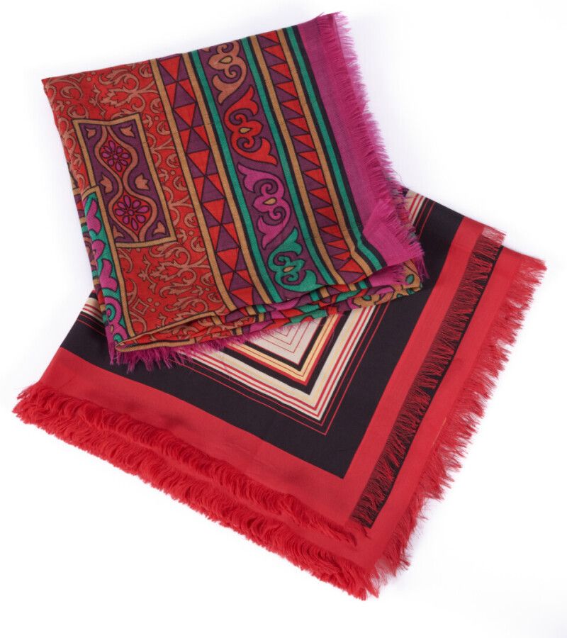 Null YVES SAINT LAURENT (1980年代), PIERRE CARDIN

边缘有红色丝绸条纹的正方形和印刷羊毛布的正方形

130×13&hellip;