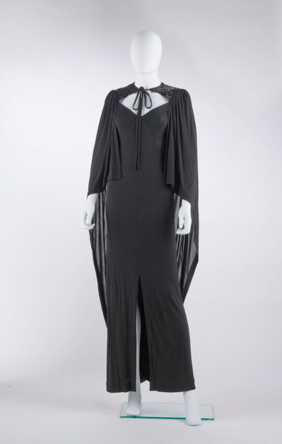 Null TAN GIUDICELLI - 1970年代

黑色针织绉绸晚装，背后有亮片形成的披风（约为TS）。