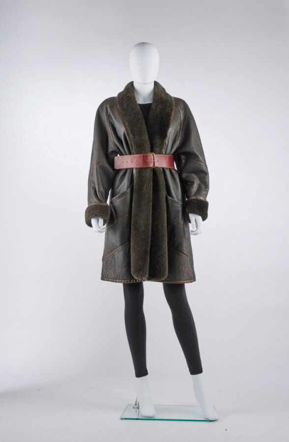 Null Aallard de megève

黑檀色羊毛皮和卡其色皮革大衣（约TM）。

(因使用而产生的铜锈，皮革上有小痕迹)