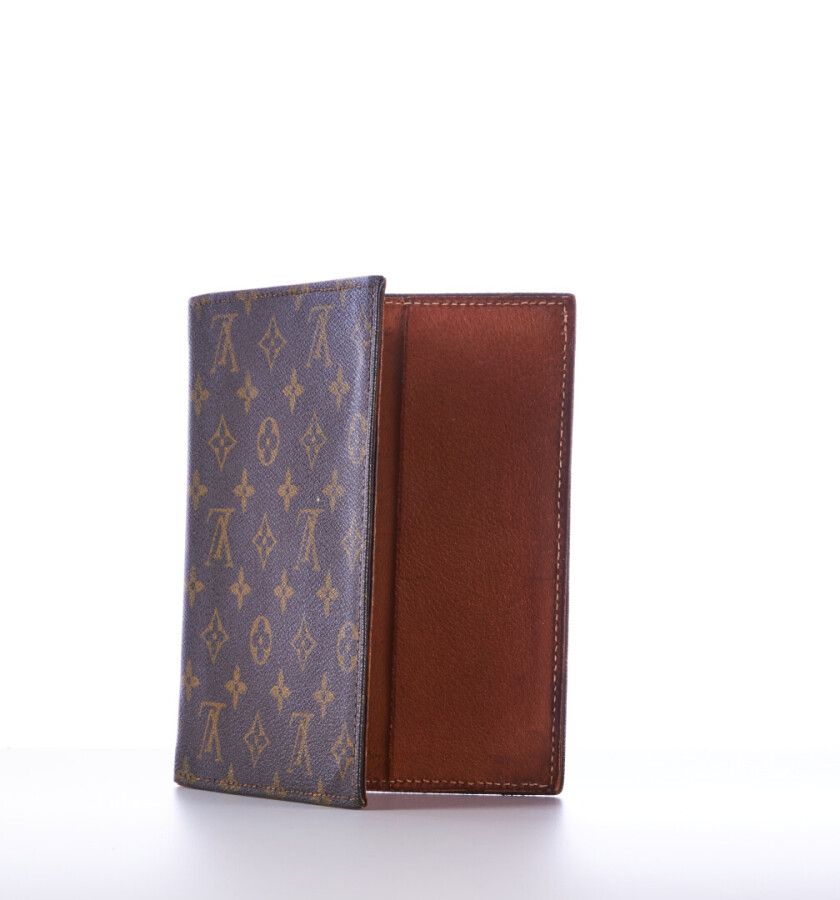 Null 路易-威登（LOUIS VUITTON

Monogram帆布和天然皮革制成的日程表封面

20 x 17 cm

(使用痕迹，内部痕迹)