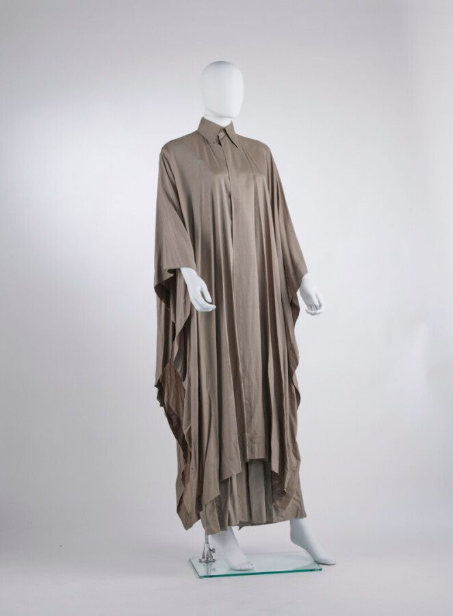 Null ISSEY MIYAKE - 1976年春夏

灰褐色丝绸长裙和斗篷套装（长裙T38，斗篷TM

(斗篷底部有小裂缝和污垢)
