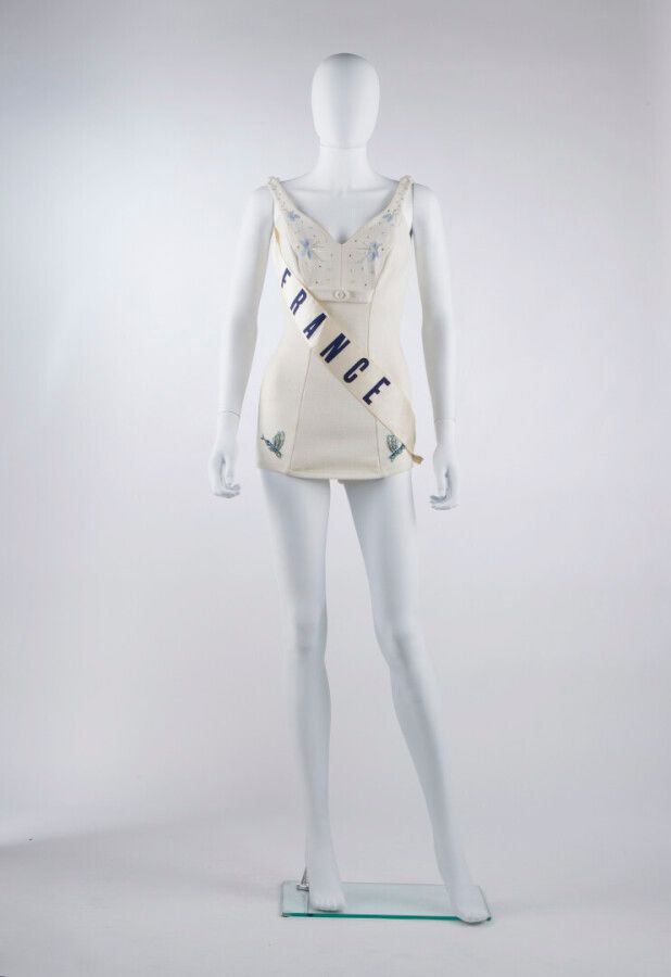 Null CATALINA - 1959

MAILLOT en épais jersey écru rebrodé de perles et de stras&hellip;