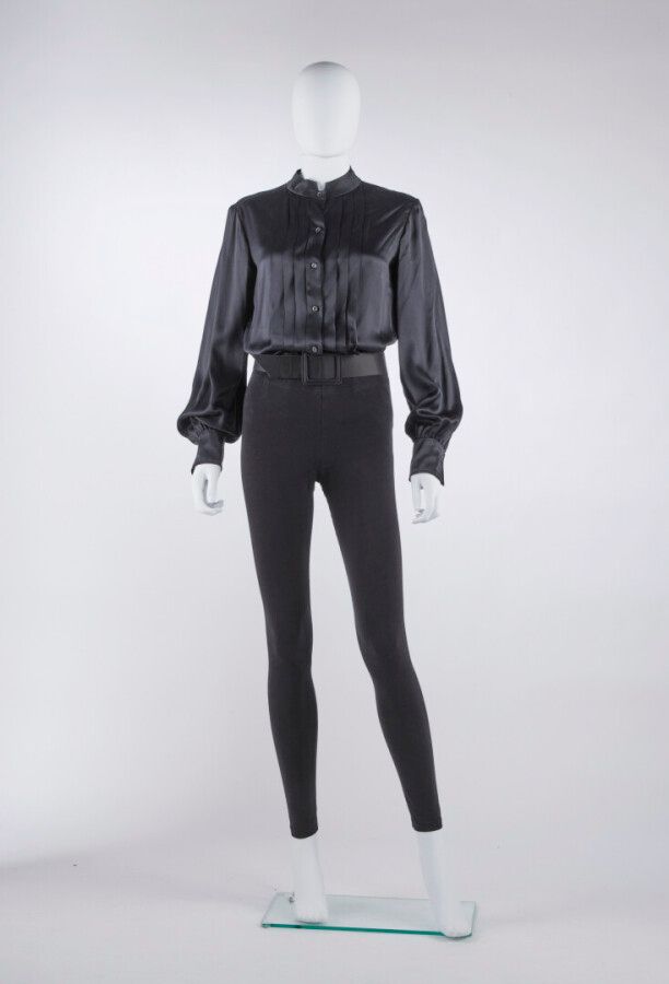 Null 兰温, 洛维

米色丝绸(S40)和黑色(约TM)的两件套裙

(米色丝绸上的污渍)