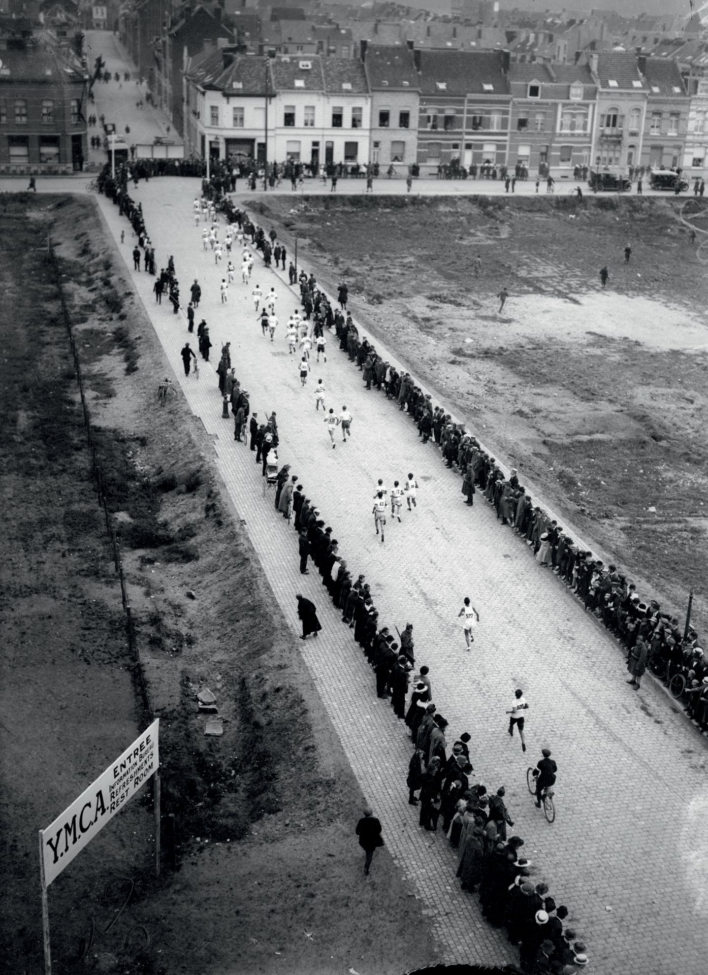 Null 安特卫普1920年。马拉松 © 收藏 L'Équipe 1920年8月22日。
从奥林匹克体育场开始，马拉松赛跑过这个在大战结束后不到两年时间里正在重&hellip;