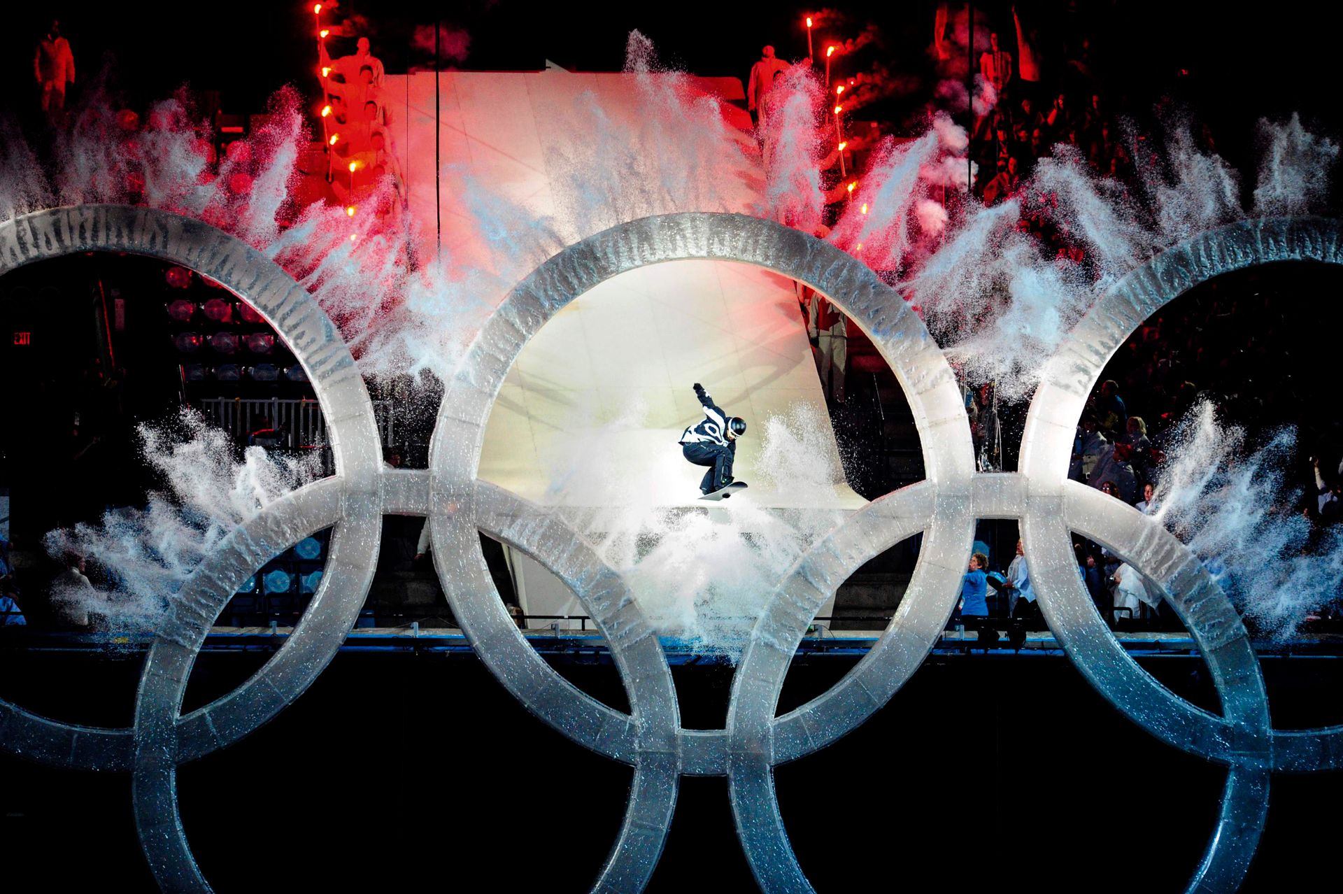 Null 2010年温哥华。
开幕式 © Stéphane Mantey/L'Équipe 2010年2月12日。
一名单板滑雪运动员骑行穿过奥运五环，拉开了温&hellip;