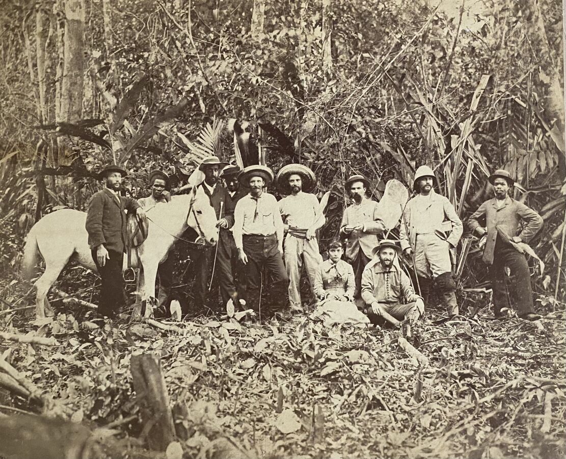 Null PIERRE SAVORGNAN DE BRAZZA (?) 丛林中的一群人，其中一人可能是探险家，约1890年。镶嵌在卡片上的胶卷印刷品。泪流满面的&hellip;