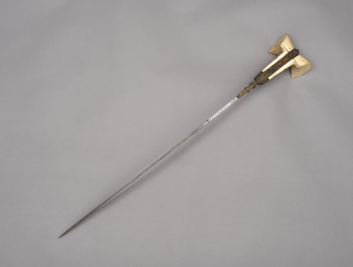 Null Yatagan

奥斯曼世界，19世纪

长71,8厘米

这种yatagan有一个典型的钢刀，有一个内刃。刀片上刻有

镶嵌有书法铭文的芙蓉花，以及&hellip;