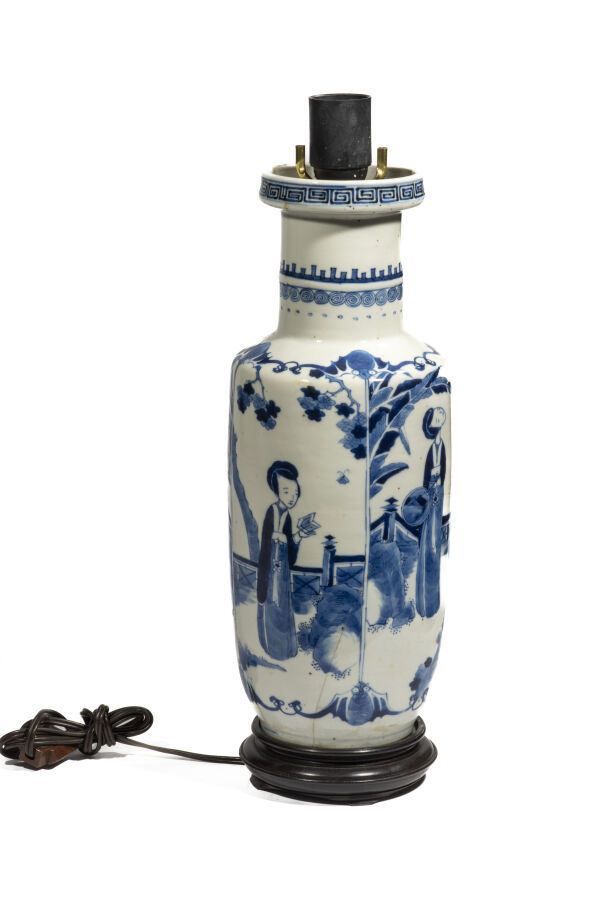 Null Vase monté en lampe à décor en bleu sous couverte de femmes dans un jardin &hellip;