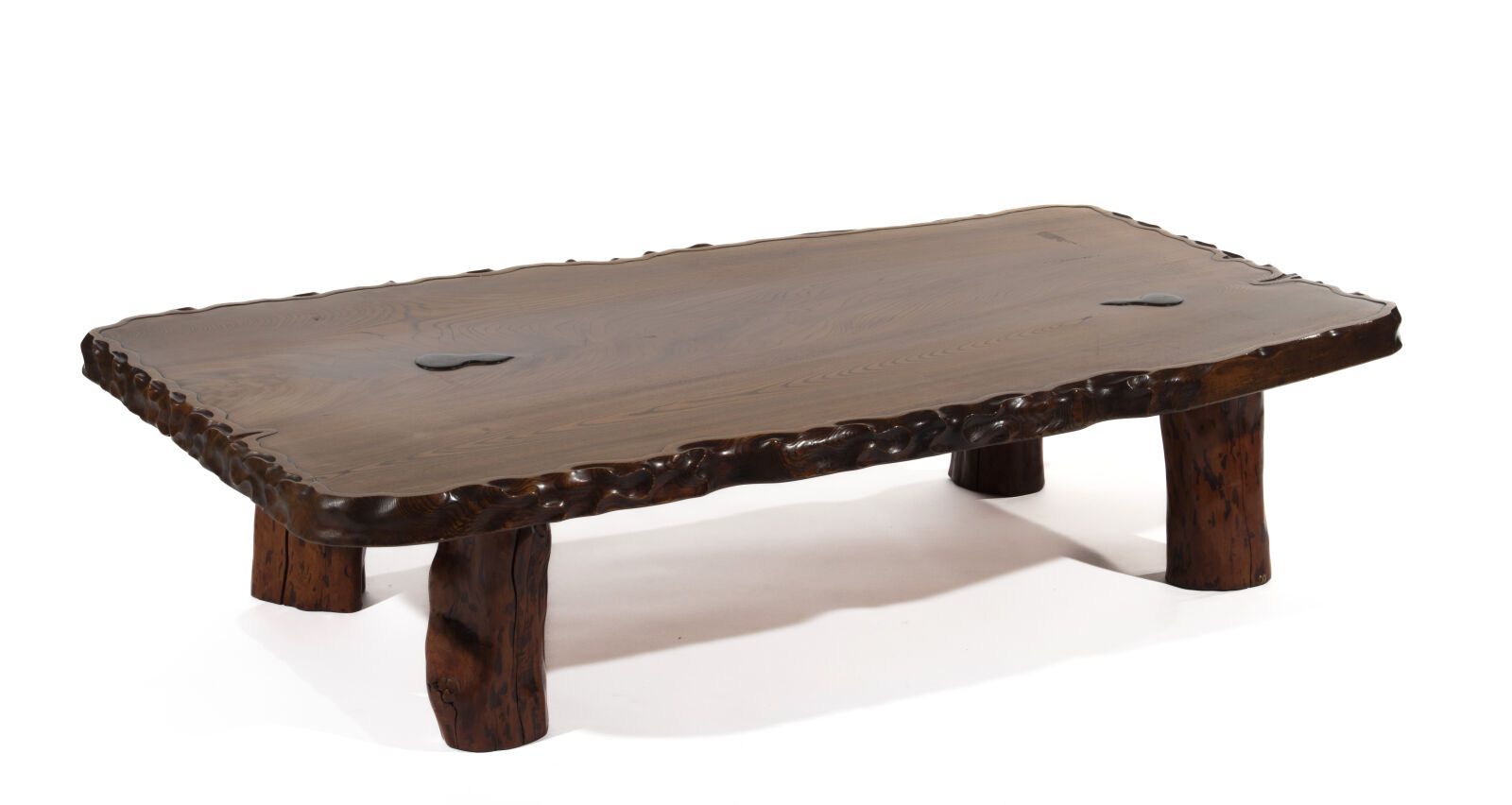 Null 实木Zataku材质的重型咖啡桌。 

完全由实心的Keyaki木材制成。腿--由不同的木材制成--是可拆卸的。顶部是由5.2厘米厚的宽板制成。在顶部&hellip;