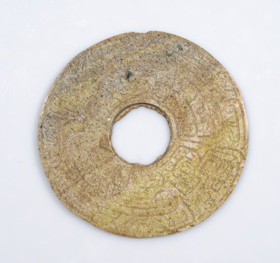 Null 带有古代装饰的石雕大圆盘

(修复，缺失的部分)

D: 26 cm