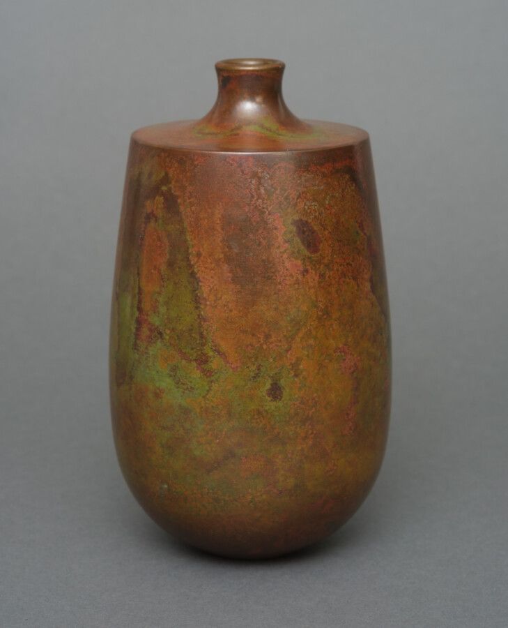 Null 青铜花瓶，圆柱形瓶身，平肩，短窄颈。多色的铜锈，有棕色、红色和绿色的斑纹。底部刻有金色汉字 "上山"（Kaminoyama'shi）。高度：18.8厘&hellip;