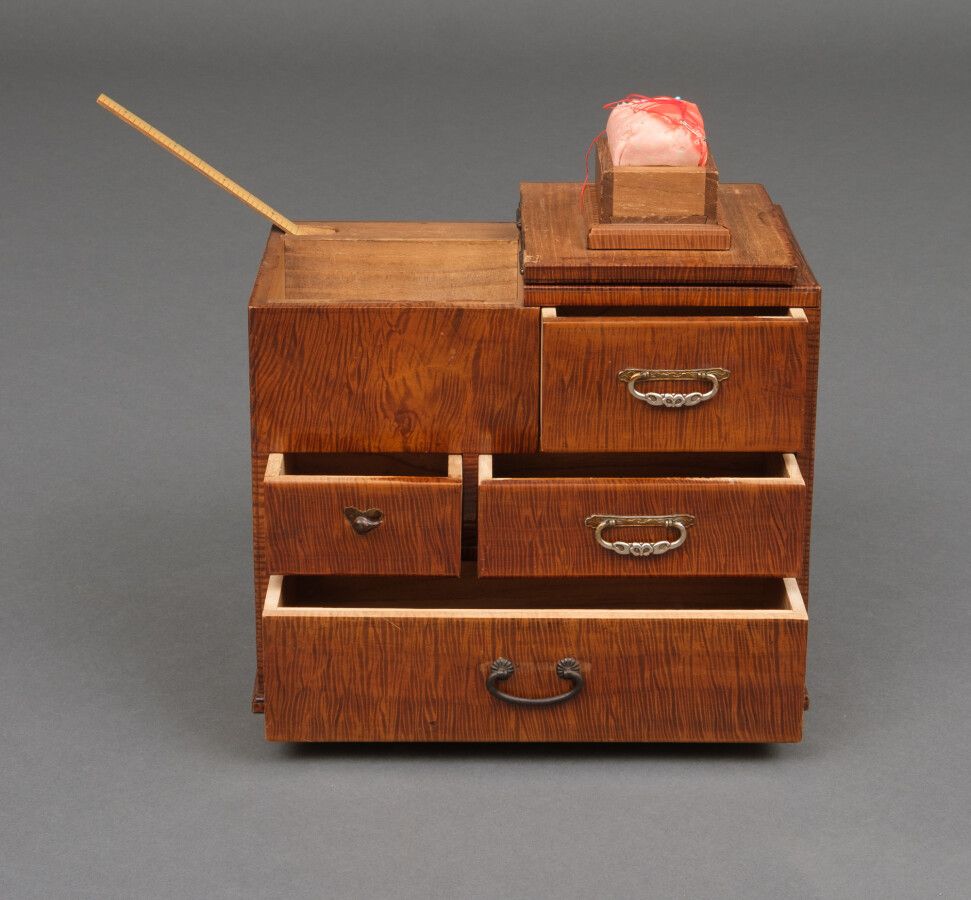 Null Caja de costura de madera (haribako) con 4 cajones en la parte delantera de&hellip;