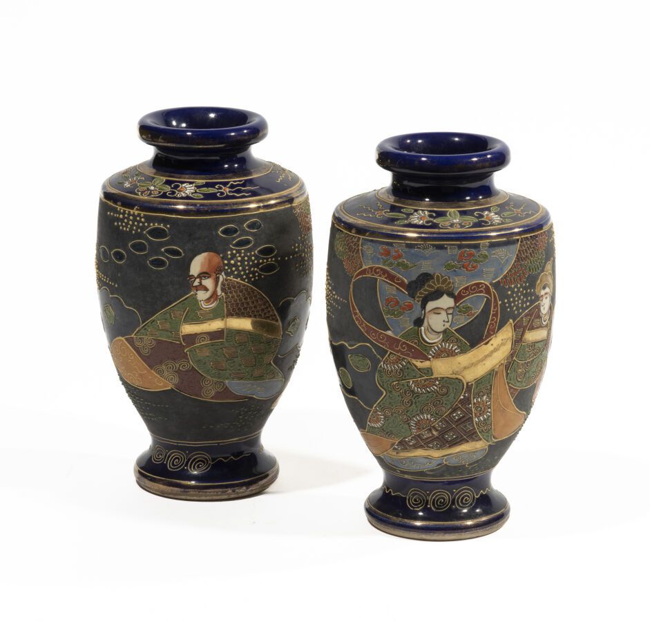 Null Ein Paar Satsuma-Vasen aus Keramik mit einem Dekor aus Gottheiten auf blaue&hellip;