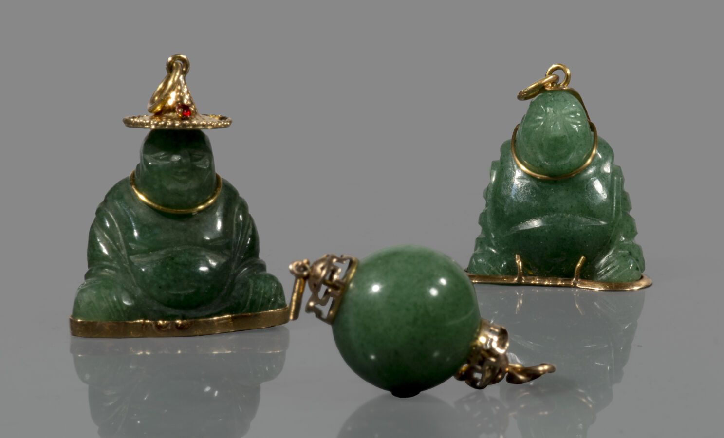 Null Ensemble de deux pendentifs en jade représentant bouddha assis en tailleur,&hellip;