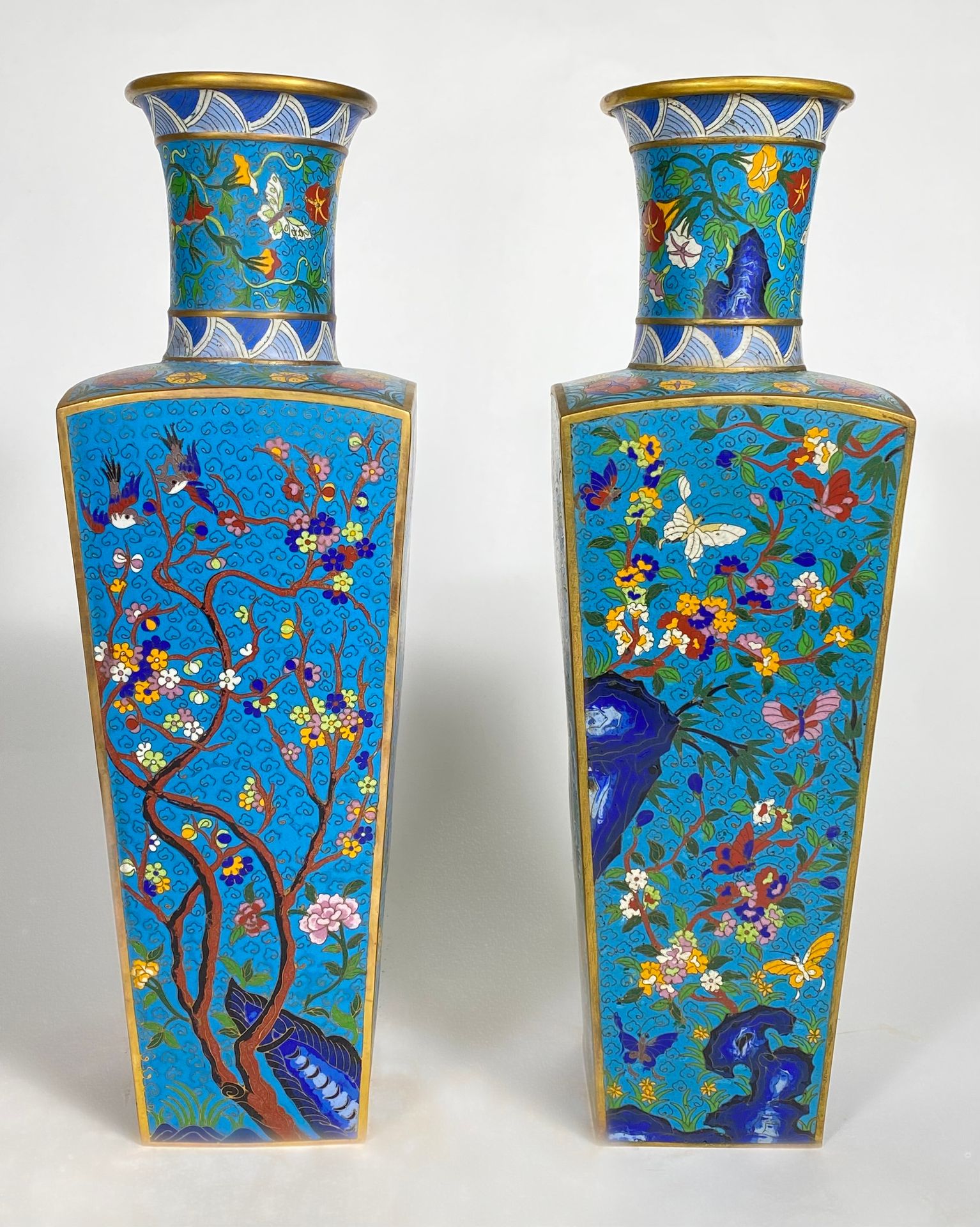 Paire de vases en émaux cloisonnés polychromes à décor de fleurs, papillons et c&hellip;