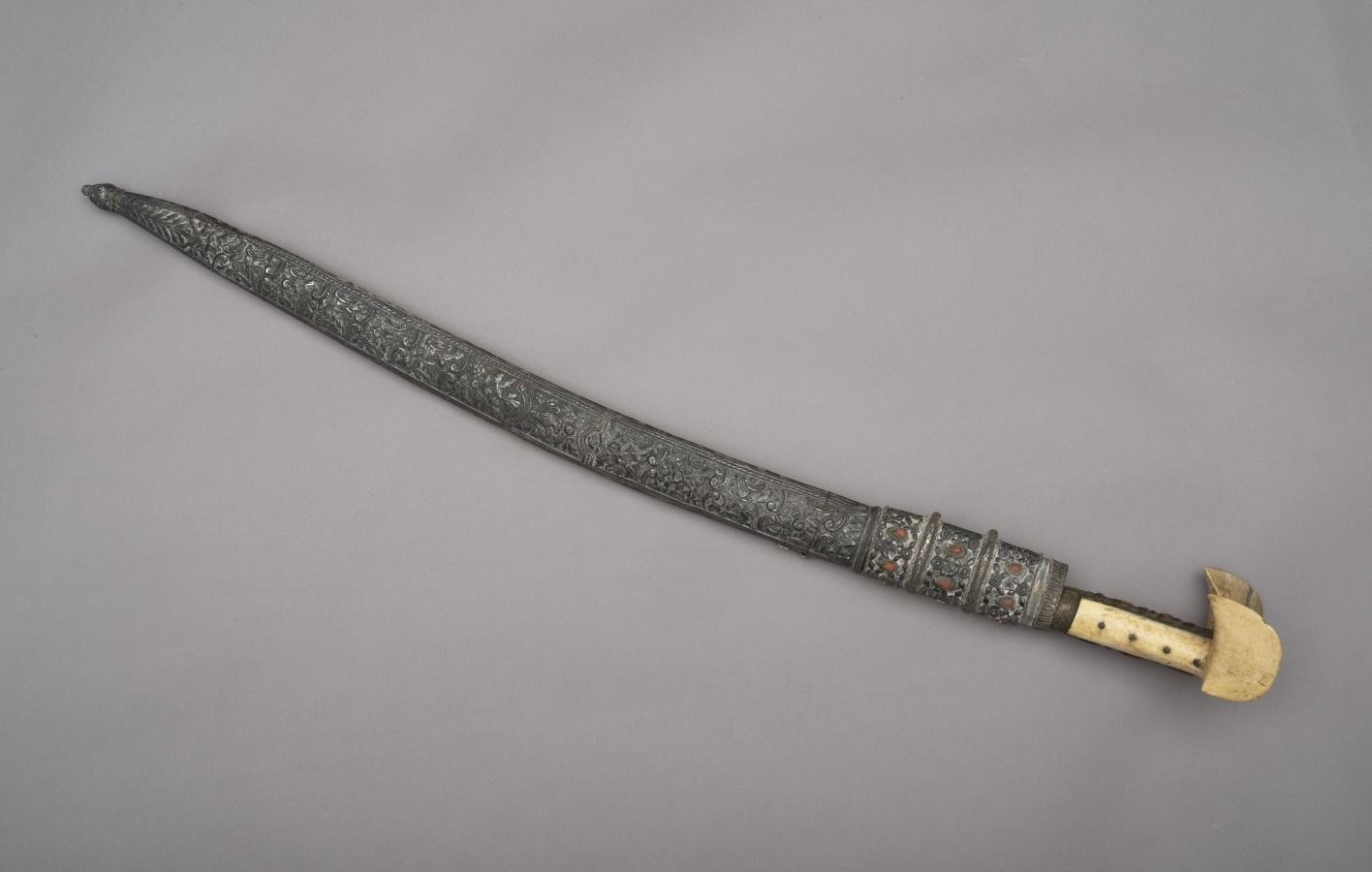 Null Yatagan和它的刀鞘

奥斯曼世界，19世纪

长78厘米/83.5厘米，带刀鞘

这种yatagan有一个典型的钢刀，有一个内刃。它的两面都装饰&hellip;