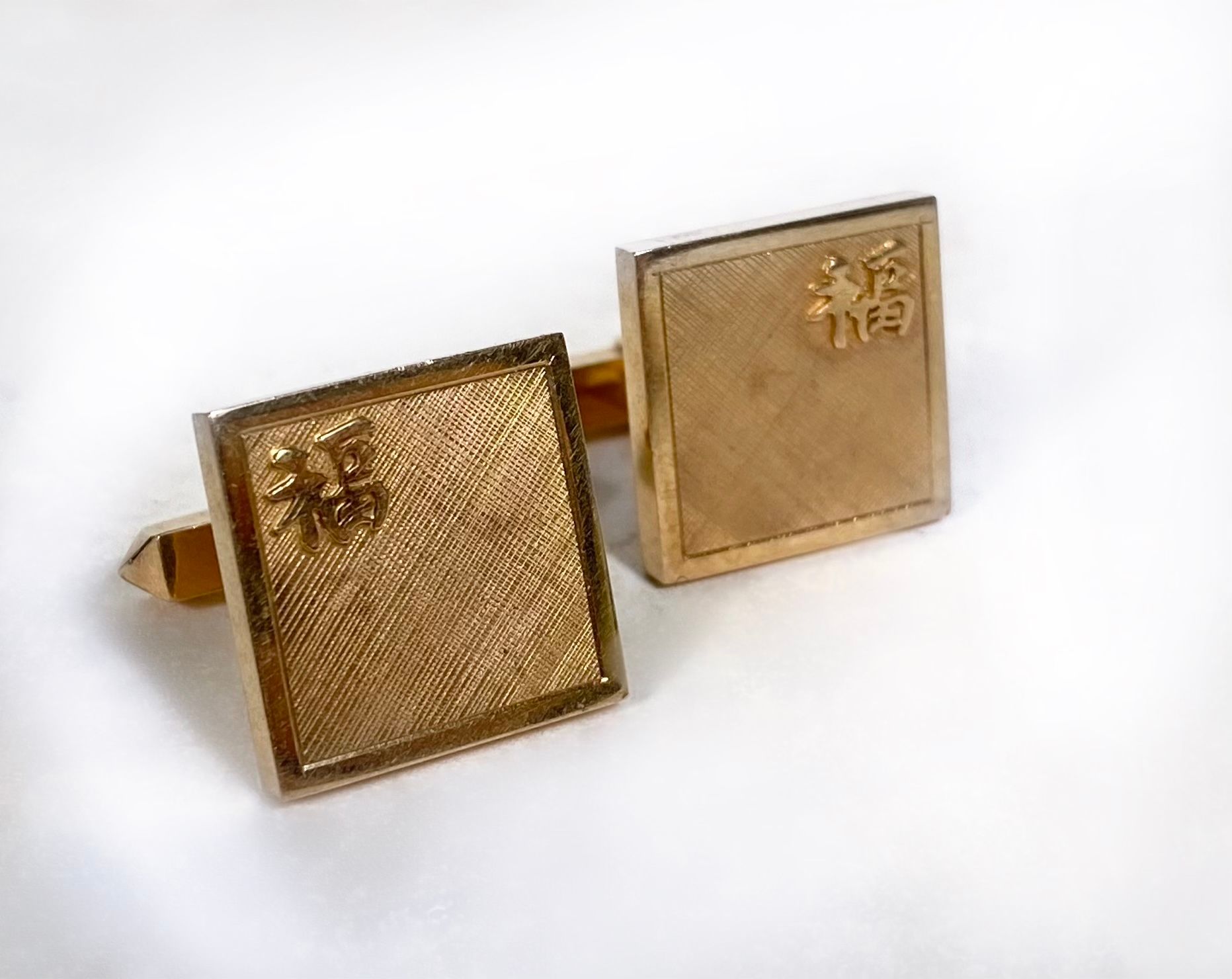 Null Pair of square gold cufflinks with Fu character 

10.1 grams