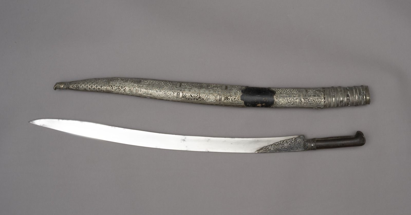 Null Yatagan和它的刀鞘

奥斯曼世界，19世纪

长72厘米/79.2厘米，带刀鞘

这种yatagan有一个典型的钢刀，有一个内刃。卡套以及

套&hellip;