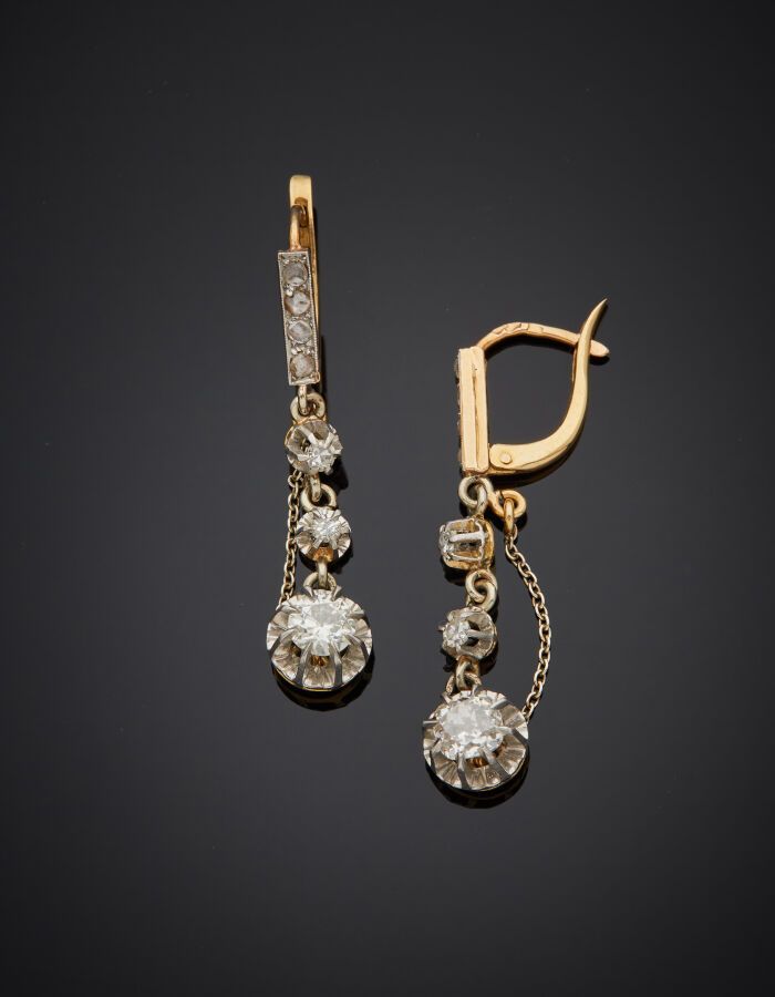 Null 一对铂金(950‰)和黄金(750‰)的 "睡眠者 "耳坠，上面镶嵌着小钻石和较大的老式切割钻石。

法国的工作。

长度：3.5厘米。毛重：5.5克&hellip;