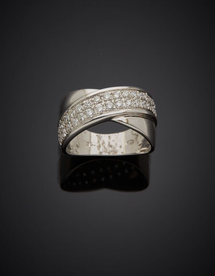 Null 大号白金(750‰) "十字架 "戒指，部分铺设了明亮式切割钻石。

手指：55。毛重：7.2克。