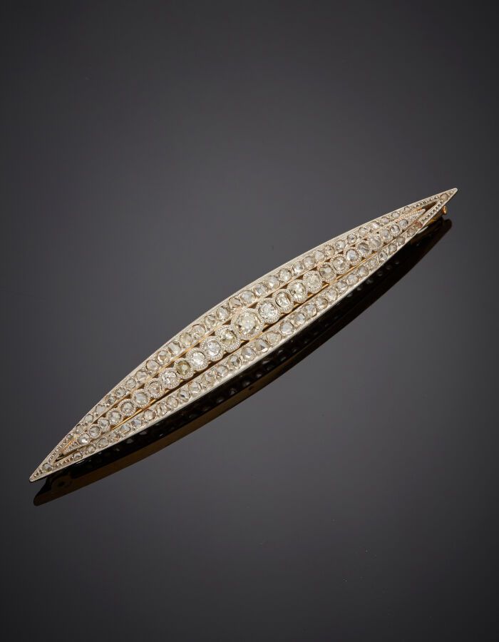 Null 黄白金（750‰）镂空 "发夹 "胸针，镶嵌老式切割和玫瑰切割钻石。

法国作品，约1900-10年。

长度：8.5厘米。毛重：14.7克。