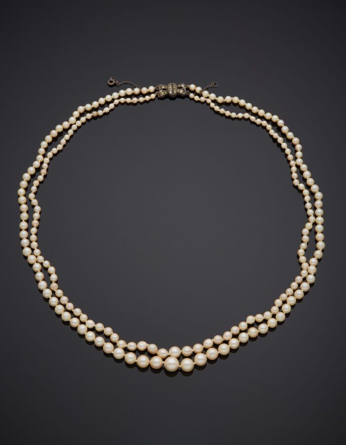 Null NECKLACE composed of two rows of cream colored cultured pearls, in fall. Si&hellip;