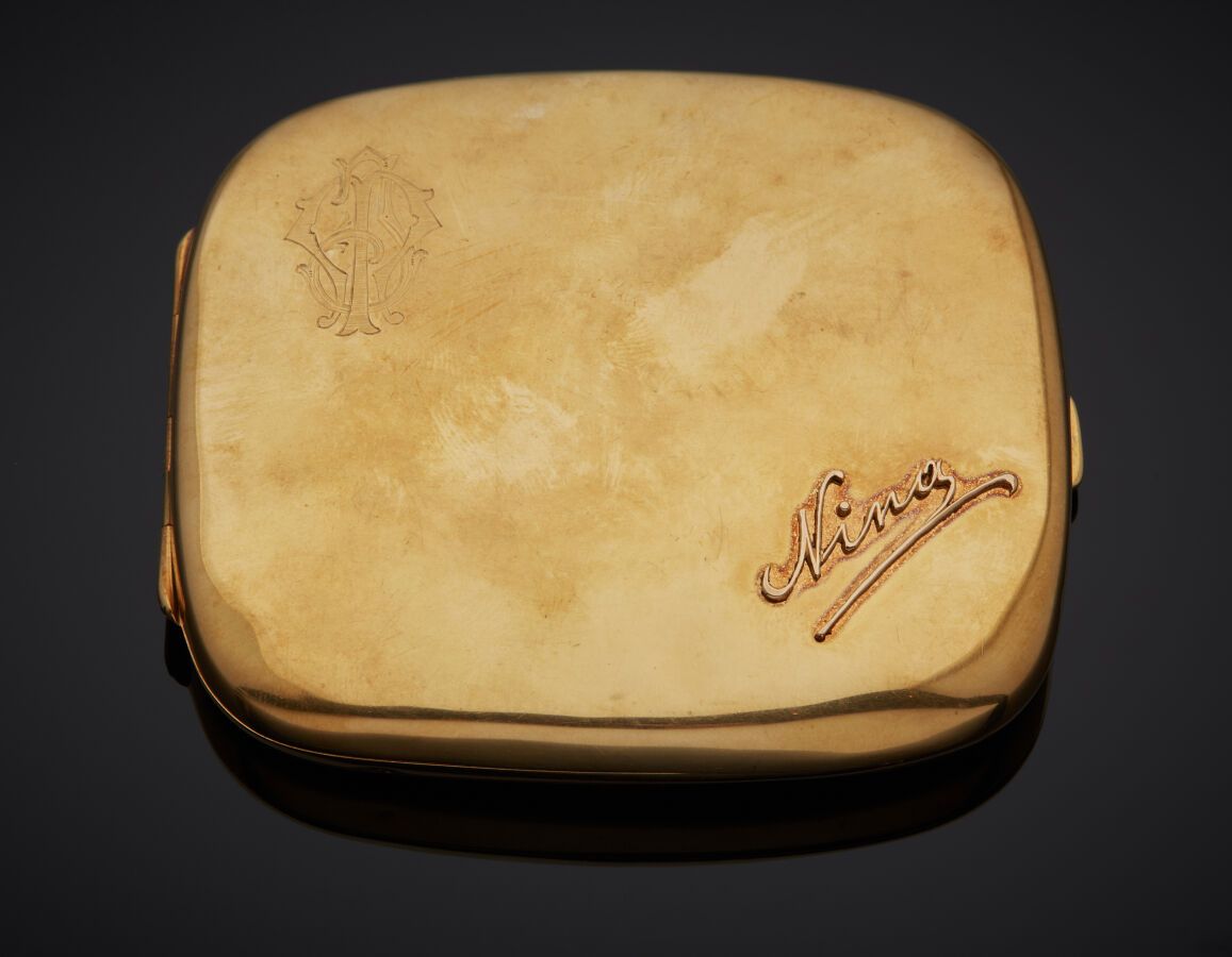 Null 枕头盒，枕形，纯黄金（750‰），刻有 "JM "字样，两侧有 "Nina "字样。轻微颠簸。

20世纪初。

尺寸：9 x 8 x 1厘米。毛重：&hellip;